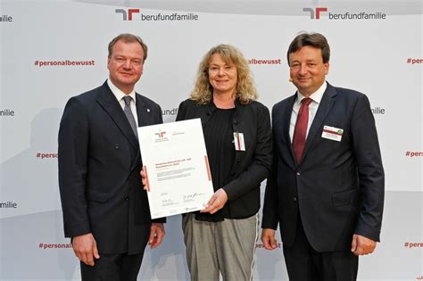 Übergabe des Zertifikats zum audit berufundfamilie