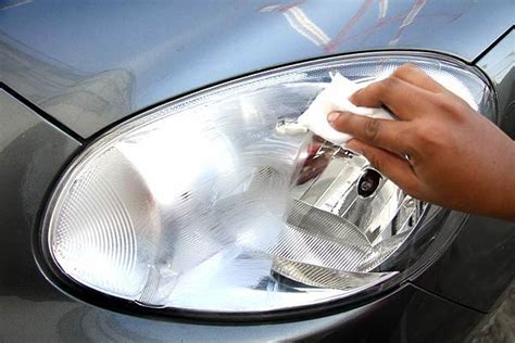 Cara Mudah Membersihkan Kaca Headlamp Mobil Kusam