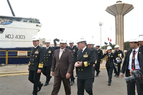 Sima Peru On Twitter El Ministro De Defensa Daniel Barrag N Visit