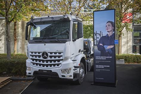 Hart Im Nehmen Mercedes Benz Trucks Zeigt Auf Der Bauma