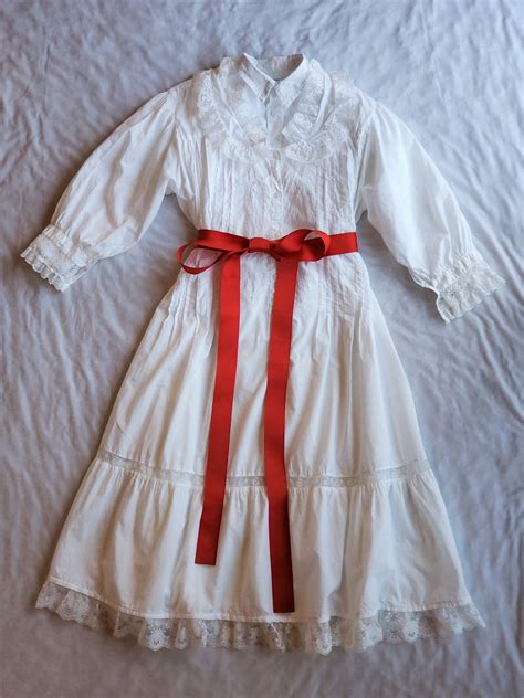 DIY No-Sew Saint Lucia Costume - Yes You Can Costumes