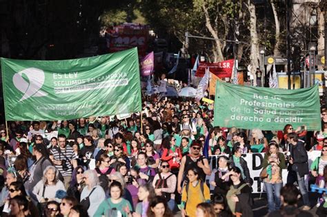 Milhares vão às ruas na Argentina para defender o aborto legal e