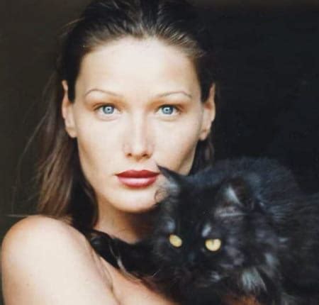 Avec Cette Photo D Elle Jeune Et Sans Maquillage Carla Bruni Accentue