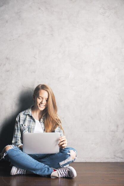 Mujer Sonriente Que Usa La Computadora Port Til Foto Premium