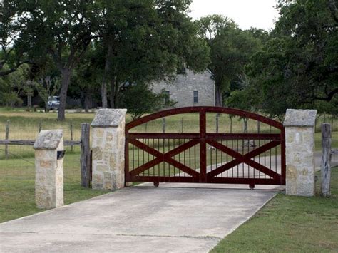 35 Awesome Farmhouse Driveway Entrance Gate Ideas DECOREDO Farm