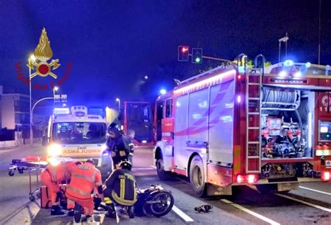 Cagliari Intrappolato Dopo Uno Scontro Con Una Gamba Sotto La Moto