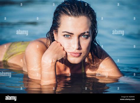 Schöne Mädchen im Bikini am Strand Stockfotografie Alamy