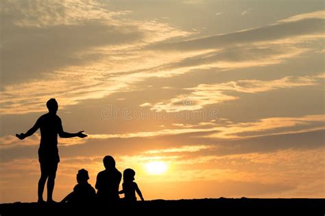 Schattenbild Der Familie Auf Strand Mit Sonnenuntergang Stockbild