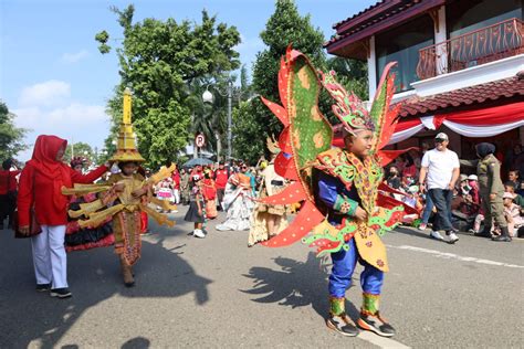 Meriah Dan Semarak Pawai Pembangunan Meriahkan Perayaan Hut Ri Ke