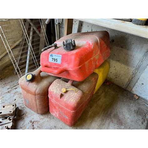 Group Of Gas Tanks Scepter 5 Gallon Boat Gas Tank Plus 4x 5 Gallon Containers