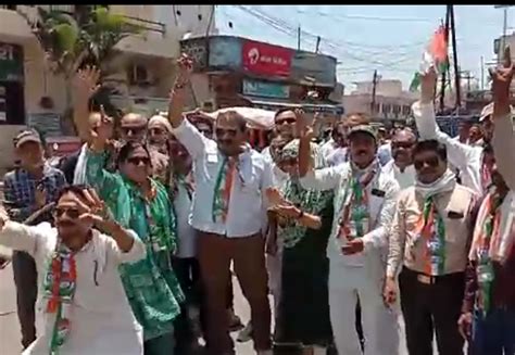 Congressmen Celebrated Karnataka Victory In Ratlam Dancing To The Beat