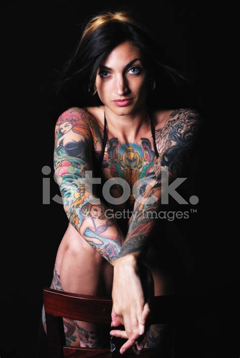 Foto De Stock Retrato De Mujer Joven Con Tatuajes En Fondo Negro