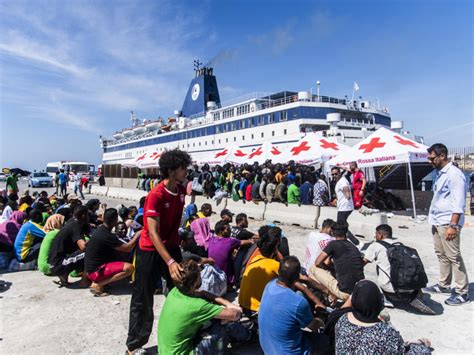 Cerca De Migrantes Llegan A La Isla Italiana De Lampedusa En Las