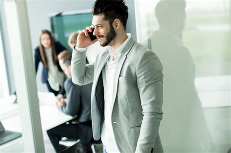 Joven Empresario Moderno Con Tel Fono Foto Premium