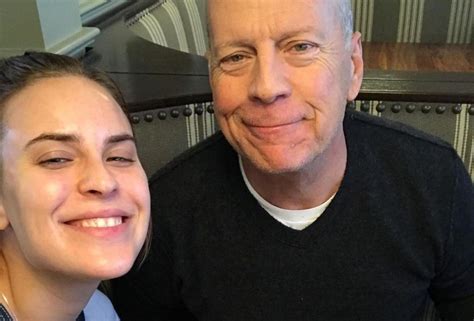 Filha De Bruce Willis Compartilha Cliques Do Pai Sorridente E Encanta