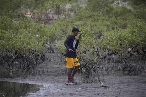 Philippines Oil Spill May Take More Than A Month To Contain Coast