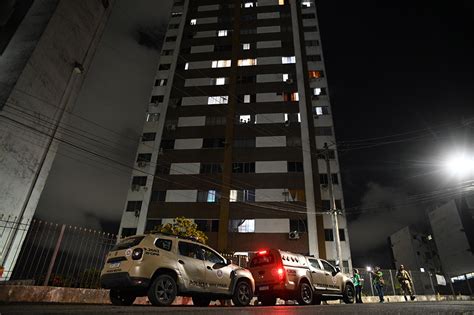 Jornal Correio Crian A De Tr S Anos Morre Ap S Cair Do Andar De