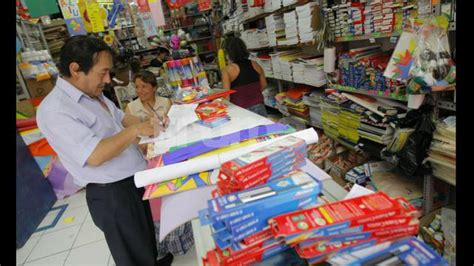 Lima Padres sufren por aumento de precios de útiles escolares