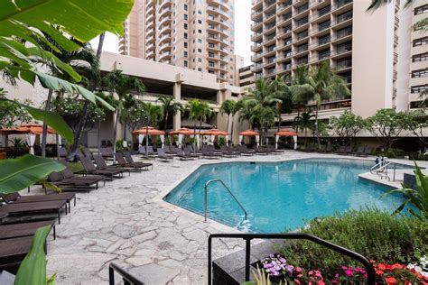 Hilton Hawaiian Village® Waikiki Beach Resort Tapa Pool Cabanas ...