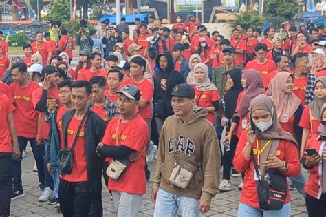 pesanan menurun pabrik pembuat bola piala dunia  madiun phk massal