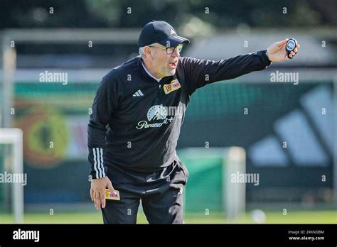 Urs Fischer 1 FC Union Berlin Trainer Gibt Dem Team Anweisungen