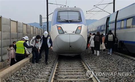 韓国高速鉄道で脱線事故 聯合ニュース