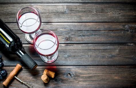 Fondo De Vino Vino Tinto En Copas Con Uvas Foto Premium