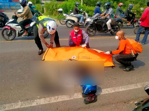 Sepeda Motor Tergelincir Saat Menyalip Truk Di Greges Barat Surabaya