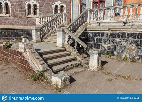 Una Vecchia Scala Esterna Di Pietra Gradini Di Cemento Di Pietra Delle