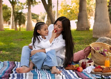 M Re Et Fille Passent Du Temps Ensemble L Ext Rieur Du Parc Pour La