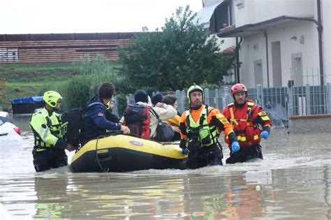 Maltempo In Toscana Sette Vittime Evacuate Persone Danni Per