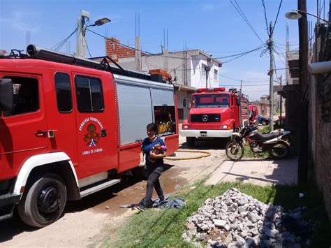 Feroz incendio en Lomas de Zamora se prendió fuego una casa y un depósito