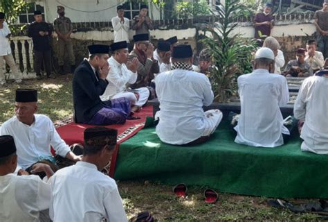 Bupati Panca Ziarah Ke Makam Kakek Dan Nenek