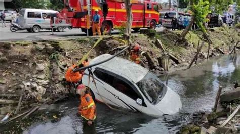 Pengemudi Hilang Kendali Sebuah Mobil Terperosok Ke Saluran Air Di