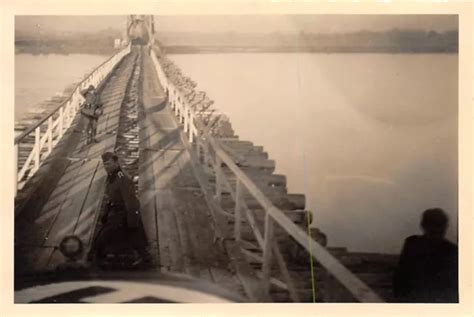 ORIG FOTO WEHRMACHT Soldaten Fahrzeuge Notbrücke Brücke in Frankeich 2