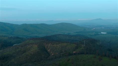 V Deo De Arquivo Premium Dolly Em Vista A Rea De V Rias Montanhas