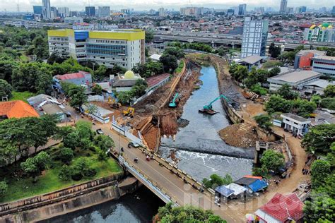 Foto Progres Pembangunan Sodetan Sungai Ciliwung Capai Persen