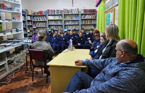 Programa Educacional de Resistência às Drogas é realizado nas escolas