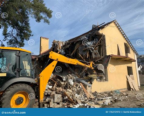 Edificio Residencial En Ladrillo Roto Las Ruinas De Una Mansi N