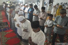 Jamaah Tarekat Naqsabandiyah Padang Gelar Takbiran Idul Fitri ANTARA News