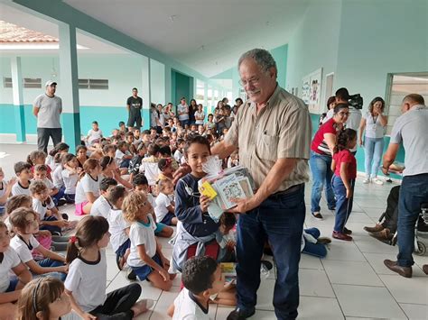 Departamento De Educa O Realiza Entrega De Kits E Uniformes Escolares