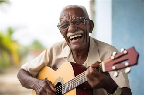 Una Persona Mayor Sonriente Toca La Guitarra Foto Premium