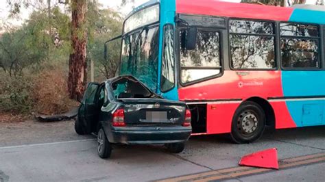 Muri El Conductor De Auto Al Chocar Contra Colectivo Tras Esquivar Un