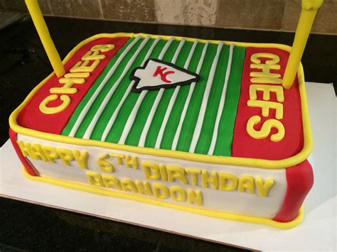 Chiefs football field cake | Sports themed cakes, Crazy cakes, Party cakes