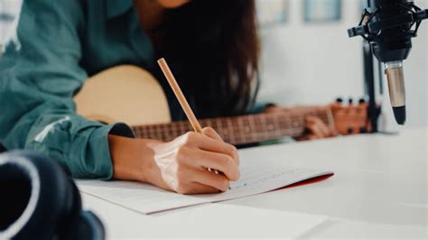 Sajak Lira Foto Foto Stok Potret And Gambar Bebas Royalti Istock