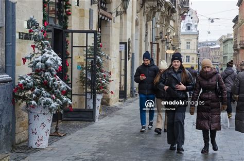 Savaşa rağmen Lviv de sokaklar yeni yıl süsleriyle donatıldı Anadolu