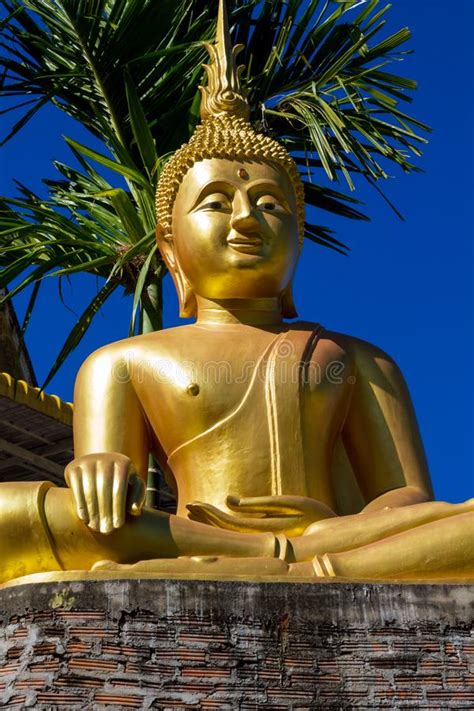 Monumento Della Statua Di Gautama Buddha Dell Oro Fotografia Stock