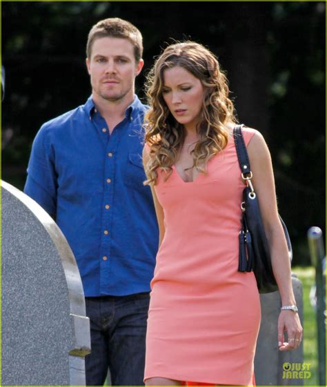 Stephen Amell Kiss From Katie Cassidy On Arrow Set Photo 2908964