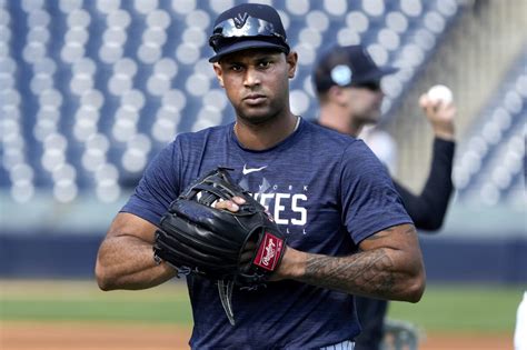 Yankees designate struggling Aaron Hicks for assignment