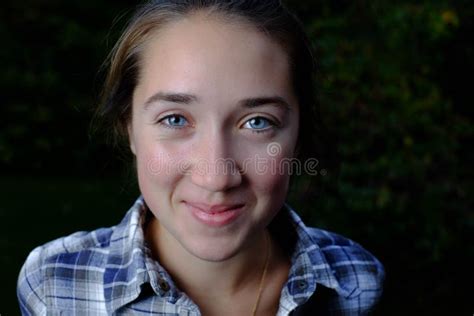 Adolescente Sonriente Con Los Ojos Azules Profundos Foto De Archivo